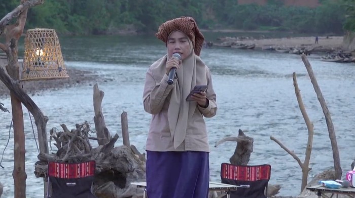 Kunni Masrohanti, seorang sastrawati terkenal membacakan puisi berjudul Seru Sebatang Pohon dalam acara Bakti Religi dan Peduli Lingkungan Polda Riau, pada Kamis (19/6/2025).