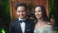 Lyodra Ginting dan Randy Martin menghadiri unduh mantu Al Ghazali dan Alyssa Daguise, Kamis (19/6/2025). Pasangan ini mengagumi nuansa adat Jawa yang kental dalam acara tersebut. Foto: Ahsan/detikcom