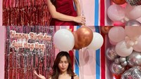 Penyanyi sekaligus presenter Ayu Ting Ting baru saja merayakan ulang tahun yang ke-33. Pergantian tahunnya dirayakan secara meriah. Foto: Instagram @ayutingting92