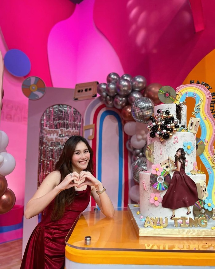 Makin Cetar! Ayu Ting Ting Ulang Tahun ke-33 dengan Kejutan Kue Meriah Makin Cetar! Ayu Ting Ting Ulang Tahun ke-33 dengan Kejutan Kue Meriah