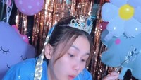 Tak hanya satu perayaan saja, Ayu juga merayakan ulang tahunnya dengan konsep yang nyentrik. Ia pilih tiup lilin di dalam mobil. Foto: Instagram @ayutingting92