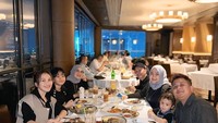 Tak hanya memberikan cake saja, Ayu juga membawa Ayah Rojak dan keluarganya untuk makan malam di restoran steak mewah Wolfgang. Foto: Instagram @ayutingting92