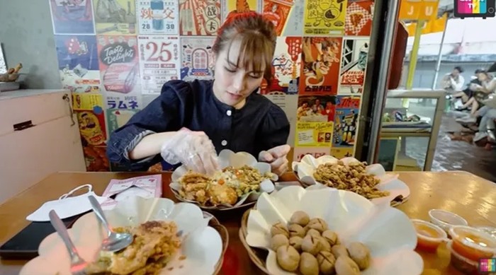Makin Cetar! Ayu Ting Ting Ulang Tahun ke-33 dengan Kejutan Kue Meriah Makin Cetar! Ayu Ting Ting Ulang Tahun ke-33 dengan Kejutan Kue Meriah
