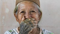 Tato yang ditoreh di tangan menjadi lambang status sosial, keberanian, dan perjalanan hidup bagi masyarakat adat Dayak Kenyah. ANTARA FOTO/M RISYAL HIDAYAT