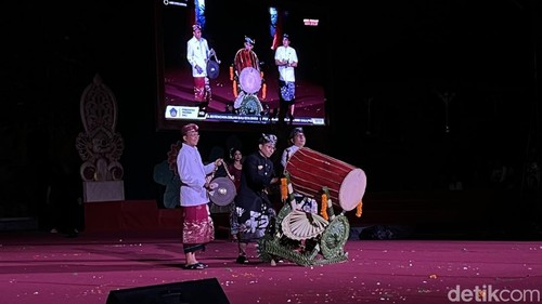 Menbud Fadli Zon bersama Gubernur Bali Wayan Koster dan Wakil GubernurI Nyoman Giri Prasta membuka Pesta Kesenian Bali (PKB) ke-47 tahun 2025 di Art Center, Sabtu (21/6/2025).