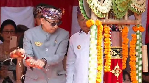 Menbud Fadli Zon resmi membuka pawai Pesta Kesenian Bali (PKB) ke-47 yang ditandai dengan pemukulan kulkul atau kentongan tradisional Bali, Sabtu (21/6/2025). (Tangkapan layar Youtube Pemprov Bali)