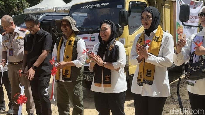 Menhut Raja Juli Antoni bersama Ketua Komisi IV DPR RI Siti Hediati Soeharto (Titiek Suharto) melepas 8 ton ekspor perdana kopi dari KUPS Sumbar ke Dubai. (Foto: Jeka Kampai/detikSumut).