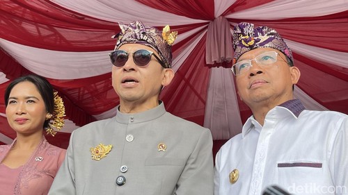 Menteri Kebudayaan Fadli Zon (tengah) saat diwawancarai setelah membuka Pesta Kesenian Bali (PKB) 2025 di Denpasar, Sabtu (21/6/2025).