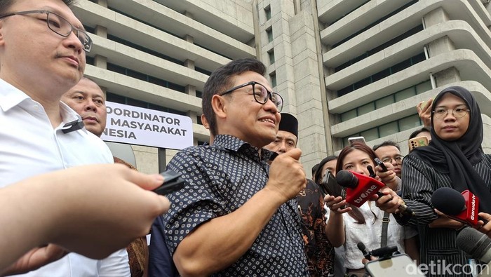 Menteri Koordinator Bidang Pemberdayaan Masyarakat (PM) Muhaimin Iskandar di gelaran bazaar UMKM Perintis Berdaya di Jalan Braga, Bandung, Sabtu (21/6/2025).