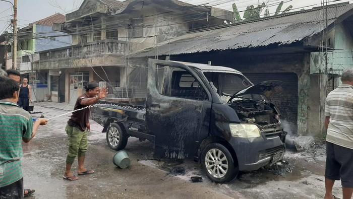 Mobil berjenis pikap terbakar di Pasar Cicangkal, Rumpin, Kabupaten Bogor, Jawa Barat. Kendaraan itu diduga terbakar akibat korsleting jaringan listrik. (dok Istimewa)