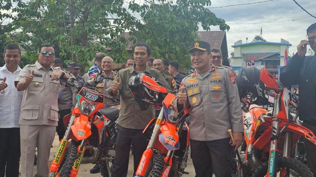Momen Kapolda Riau Irjen Herry Heryawan dan Ustaz Abdul Somad (UAS) motoran bareng menuju ke Tanjung Belit, Kampar, dalam rangka HUT Bhayangkara ke-79, pada Rabu (18/6/2025).