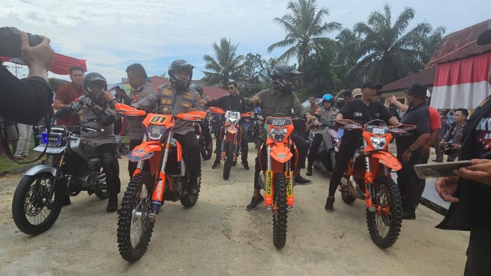 Momen Kapolda Riau Irjen Herry Heryawan dan Ustaz Abdul Somad (UAS) motoran bareng menuju ke Tanjung Belit, Kampar, dalam rangka HUT Bhayangkara ke-79, pada Rabu (18/6/2025).