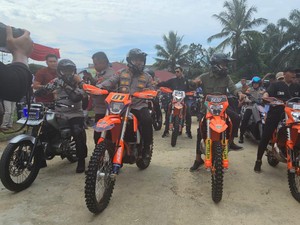 Momen Kebersamaan Kapolda Riau dan UAS: Dari Tanam Pohon hingga Motoran