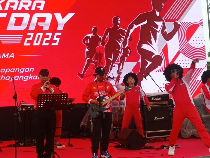 Momen Kapolri dan Panglima TNI ngerock bareng di panggung Bhayangkara Sport Day (Ondang/detikcom)