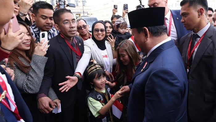 Momen Prabowo bertemu anak WNI di Rusia dan diminta belikan Lego.