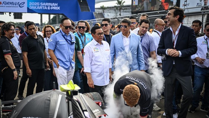 Momen Pramono Hadiri Formula E Jakarta di Ancol Utusan Khusus Presiden Hashim Djojohadikusumo (kedua kanan) bersama Gubernur DKI Jakarta Pramono Anung (keempat kanan) dan Co-Founder & Chief Championship Officer of Formula E Alberti Longo (kanan) meninjau kesiapan mobil pembalap Formula E World Championship musim ke-11 di Jakarta International E-Prix Circuit (JIEC), Jakarta, Sabtu (21/6/2025). Pembalap tim Cupra Kiro Dan Ticktum menjadi pemenang usai menyelesaikan balapan dengan catatan waktu 48 menit 33,418 detik, diikuti pembalap tim Mahindra Edoarto Mortara di posisi kedua dan pembalap tim Andretti Nico Mueller di posisi ketiga. ANTARA FOTO/Bayu Pratama S/rwa.
