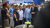 Chief Championship Officer Formula E Alberto Longo (kanan) memantau kesiapan teknis menjelang balapan seri ke-11 Formula E 2025. ANTARA FOTO/BAYU PRATAMA S