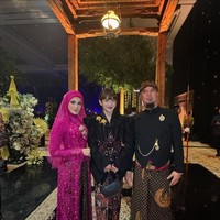 Mulan melengkapi penampilan cantiknya dengan bros yang menambah kesan tradisional. Ia juga memakai sepatu ankle strap pump heels keluaran Valentino.Foto: Instagram