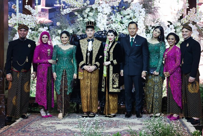 Begini potretnya ketika menerima tamu dari keluarga Agus Yudhoyono. Foto: Instagram