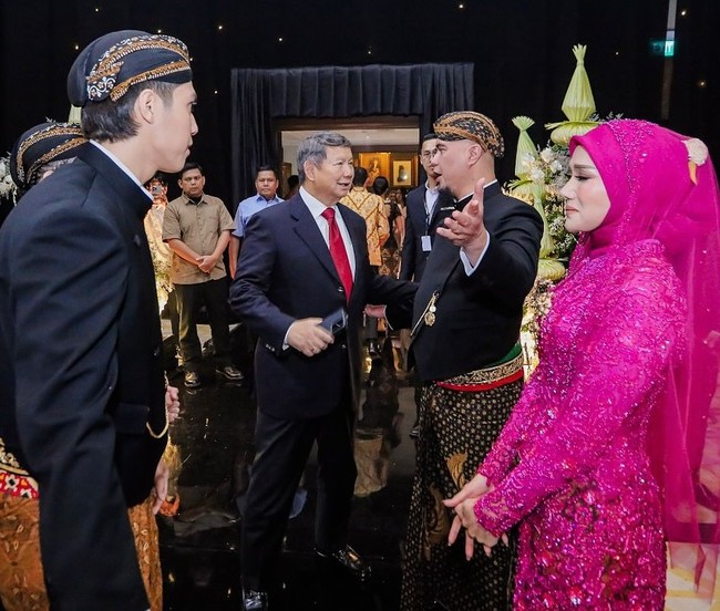 Mulan pun ikut menyambut para tamu penting dari kalangan selebriti hingga politisi.Foto: Instagram