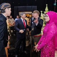 Mulan pun ikut menyambut para tamu penting dari kalangan selebriti hingga politisi.Foto: Instagram