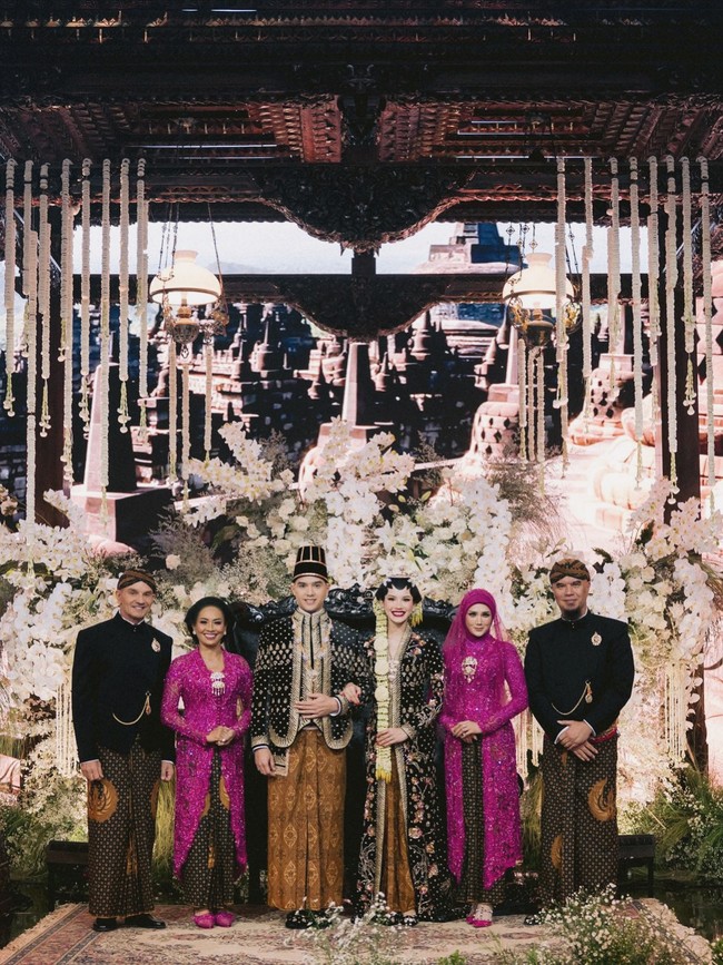 Perayaan cinta Al Ghazali dan Alyssa Daguise dilanjutkan dengan acara ngunduh mantu yang digelar Ahmad Dhani. Dalam kesempatan itu, sang musisi ditemani oleh istrinya, Mulan Jameela.Foto: Instagram