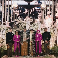 Perayaan cinta Al Ghazali dan Alyssa Daguise dilanjutkan dengan acara ngunduh mantu yang digelar Ahmad Dhani. Dalam kesempatan itu, sang musisi ditemani oleh istrinya, Mulan Jameela.Foto: Instagram