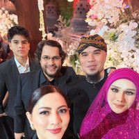 Mulan terlihat sumringah dalam pesta pernikahan anak sulung Ahmad Dhani dengan istri pertamanya, Maia Estianty. Foto: Instagram @cutkeke_xavier