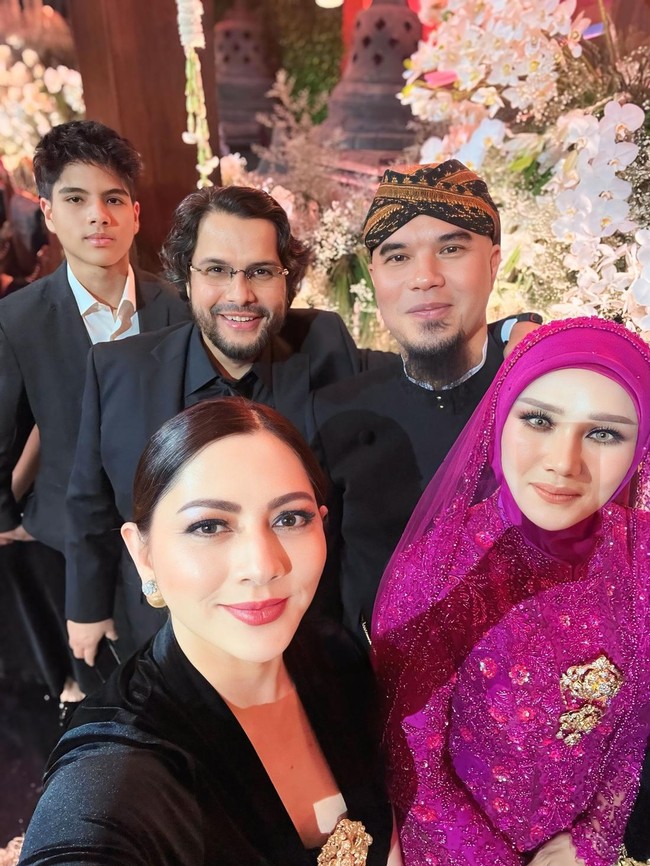 Mulan terlihat sumringah dalam pesta pernikahan anak sulung Ahmad Dhani dengan istri pertamanya, Maia Estianty. Foto: Instagram @cutkeke_xavier