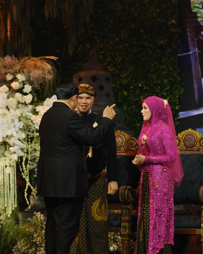 Mulan Jameela mendampingi Ahmad Dhani saat menyambut tamu undangan bertabur selebriti di JCC, Jakarta Pusat pada Kamis, (19/6/2025) lalu. Foto: Instagram @tengkuriefky