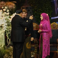 Mulan Jameela mendampingi Ahmad Dhani saat menyambut tamu undangan bertabur selebriti di JCC, Jakarta Pusat pada Kamis, (19/6/2025) lalu. Foto: Instagram @tengkuriefky