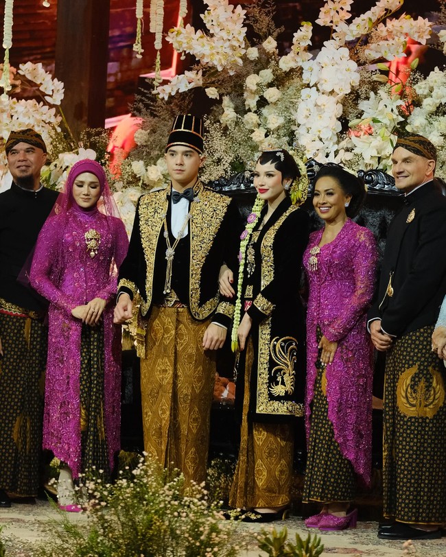 Penyanyi yang terjun menjadi anggota DPR itu terlihat cantik mengenakan kebaya berwarna pink fuschia sama seperti besannya, Risa Dewi. Foto: Instagram @tengkuriefky