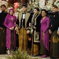 Penyanyi yang terjun menjadi anggota DPR itu terlihat cantik mengenakan kebaya berwarna pink fuschia sama seperti besannya, Risa Dewi. Foto: Instagram @tengkuriefky