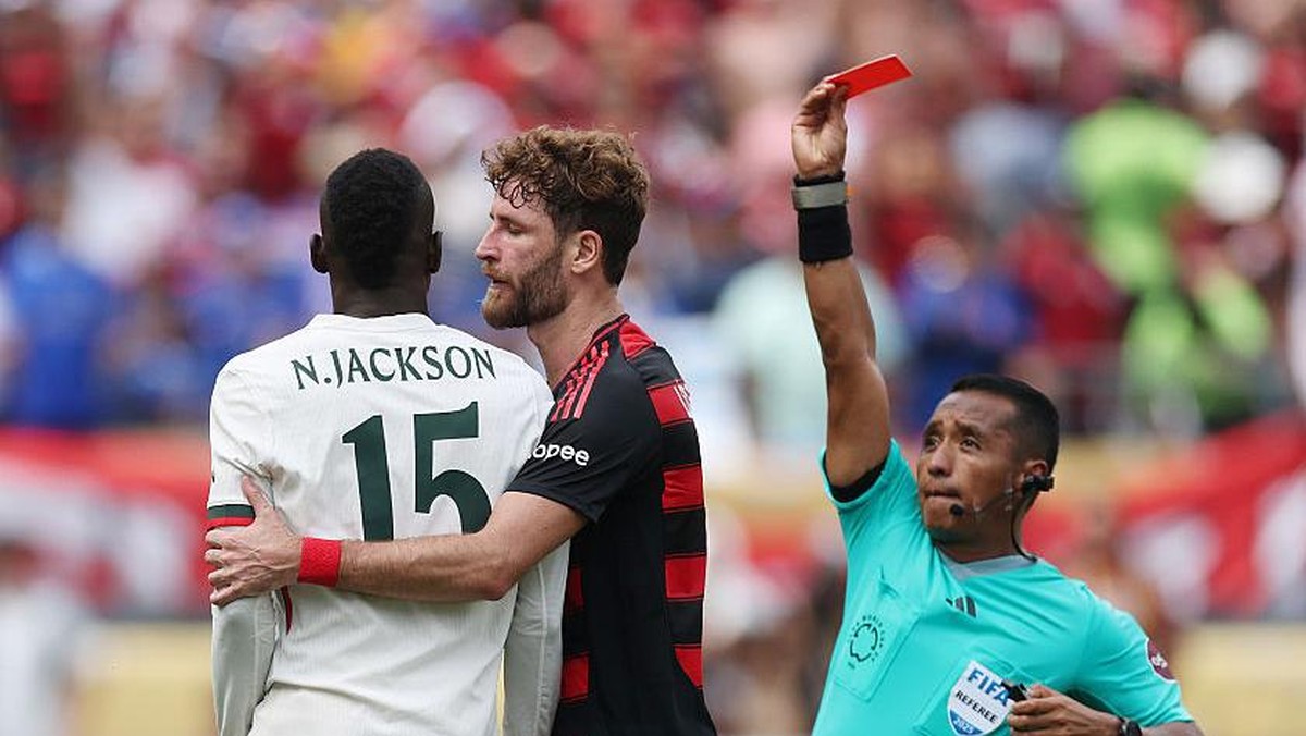 Momen ketika wasit Ivan Barton mengeluarkan kartu merah untuk Nicolas Jackson. Foto: FIFA via Getty Images/Carl Recine - FIFA