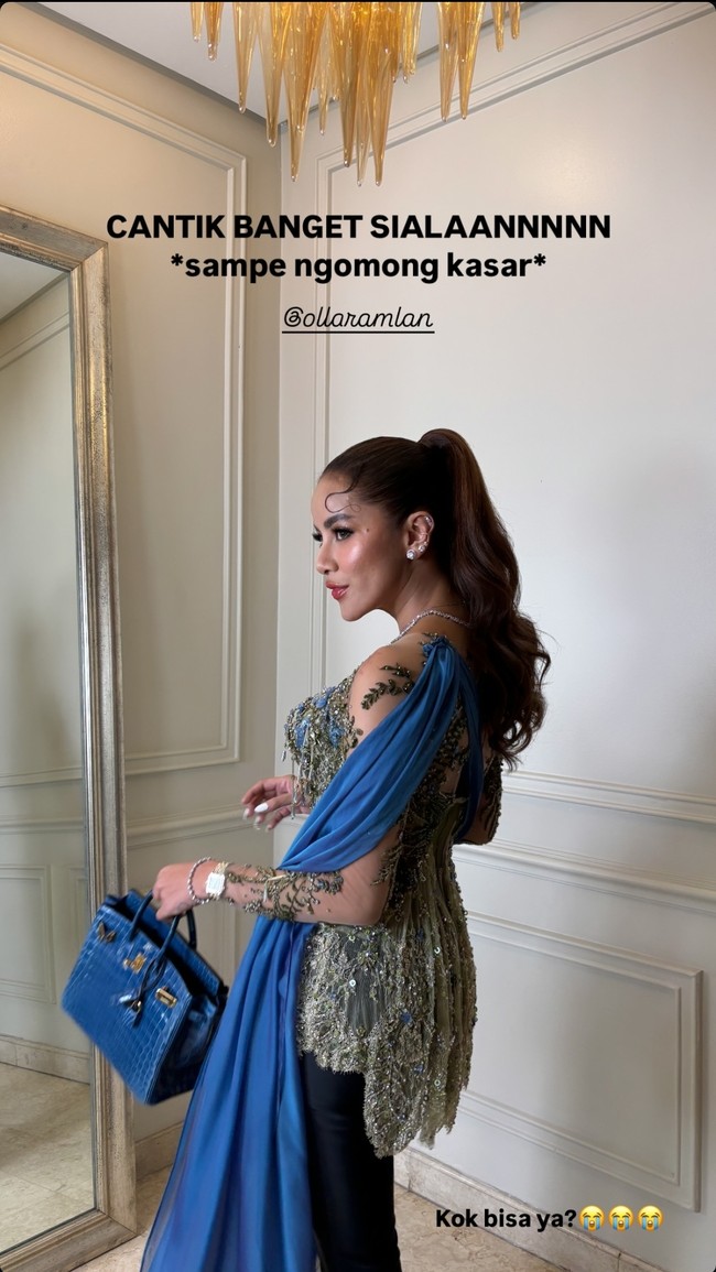 Olla tampil unik karena memadukan kebaya tersebut dengan celena hitam di mana gayanya jadi lebih dinamis. Foto: Instagram Olla Ramlan