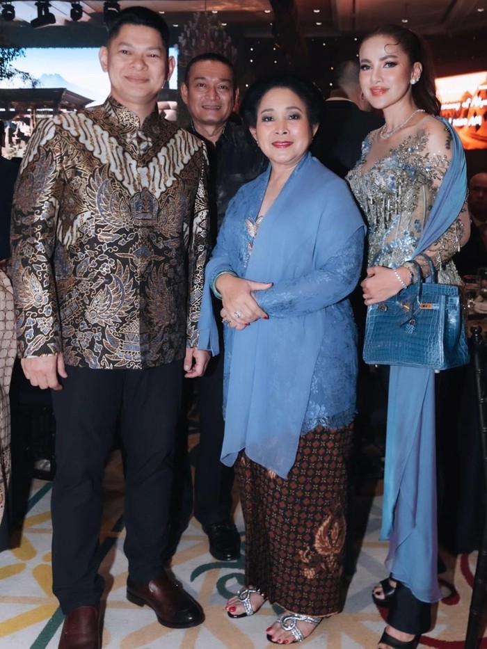 Olla Ramlan Olla Ramlan berkebaya biru, dipadu dengan celana panjang, dan tas Hermes.