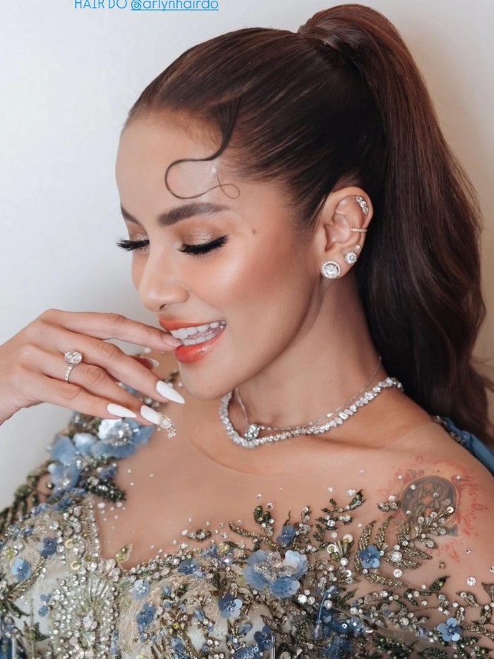 Olla Ramlan Olla Ramlan berkebaya biru, dipadu dengan celana panjang, dan tas Hermes.