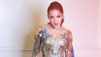 Iya ini kebayanya sebenarnya ada kainnya gitu, memang tomboi ya, jadi aku combine sama celana panjang biar lebih mudah saja. Jadi memang ya sudah gitu saja, aku suka mix style saja, kata Olla Ramlan saat ditemui di kawasan Senayan, Jakarta Pusat, Kamis (19/6/2025).  Foto: dok. Instagram Story Olla Ramlan