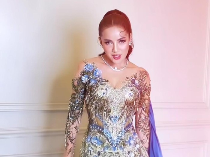 Olla Ramlan Olla Ramlan berkebaya biru, dipadu dengan celana panjang, dan tas Hermes.