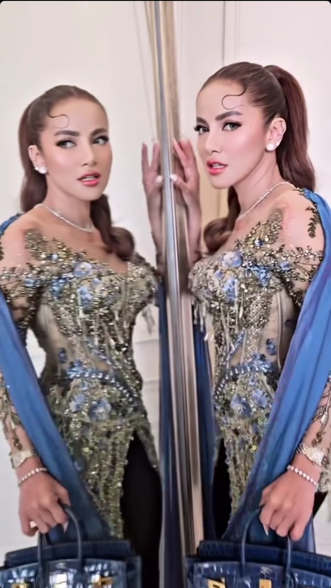 Olla Ramlan tampil mencuri perhatian dalam acara ngunduh mantu Al Ghazali dan Alyssa Daguise di JCC, Jakarta Pusat. Dalam pesta tersebut, ia terlihat menawan dengan kebaya. Foto: Instagram Olla Ramlan