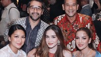 Olla Ramlan foto bareng dengan teman-temannya, salah satunya Yasmine Wildblood bersama suami, Abi Tjapto. Foto: dok. Instagram Story Olla Ramlan