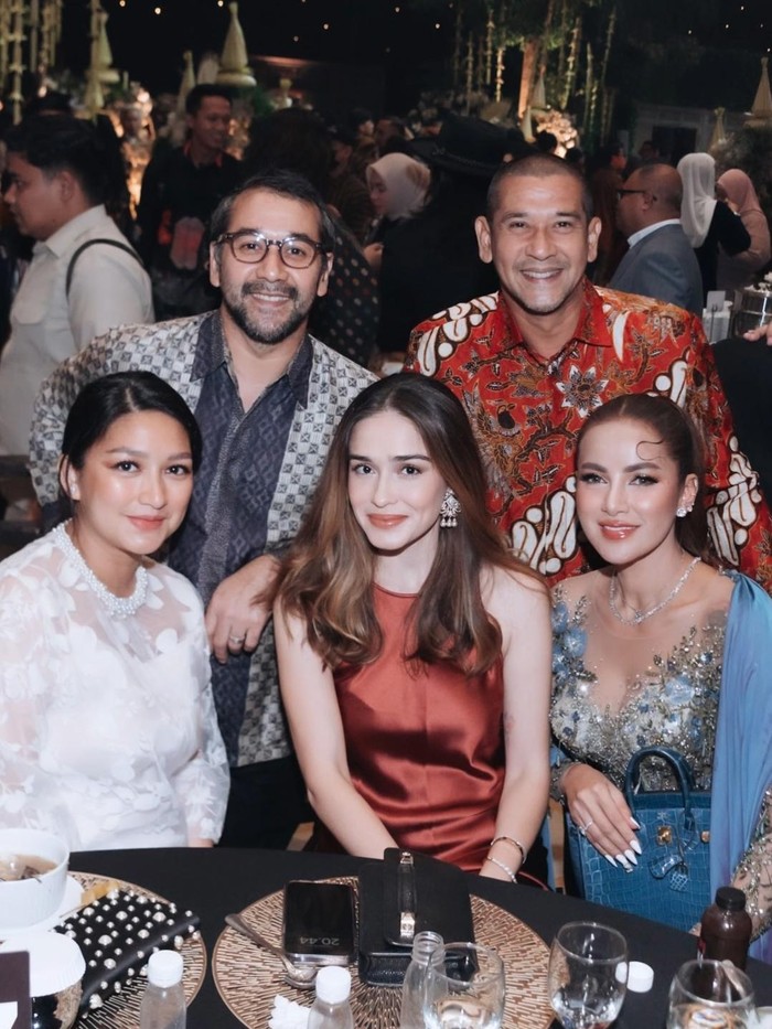 Olla Ramlan Olla Ramlan berkebaya biru, dipadu dengan celana panjang, dan tas Hermes.