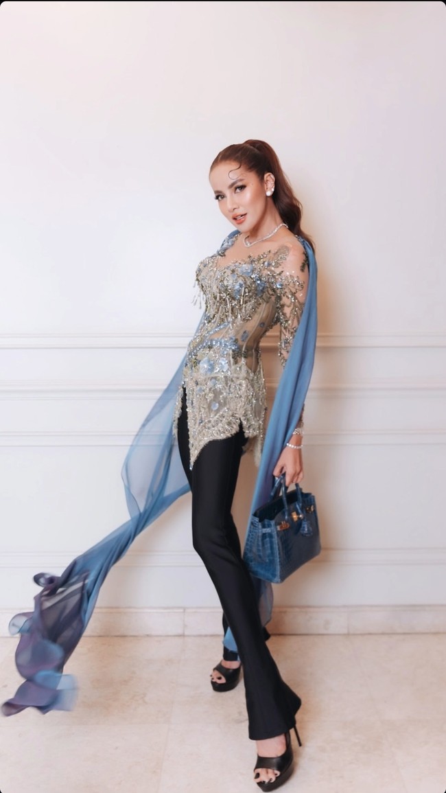 Untuk melengkapi penampilannya, Olla juga menerapkan aksesori berkilauan dan tas Hermes biru yang matching dengan busana. Foto: Instagram Olla Ramlan