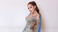 Beda! Olla Ramlan selalu bisa memberikan penampilan gak biasa dan jadi pusat perhatian. Foto: dok. Instagram Story Olla Ramlan