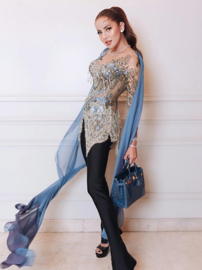 Olla Ramlan Olla Ramlan berkebaya biru, dipadu dengan celana panjang, dan tas Hermes.