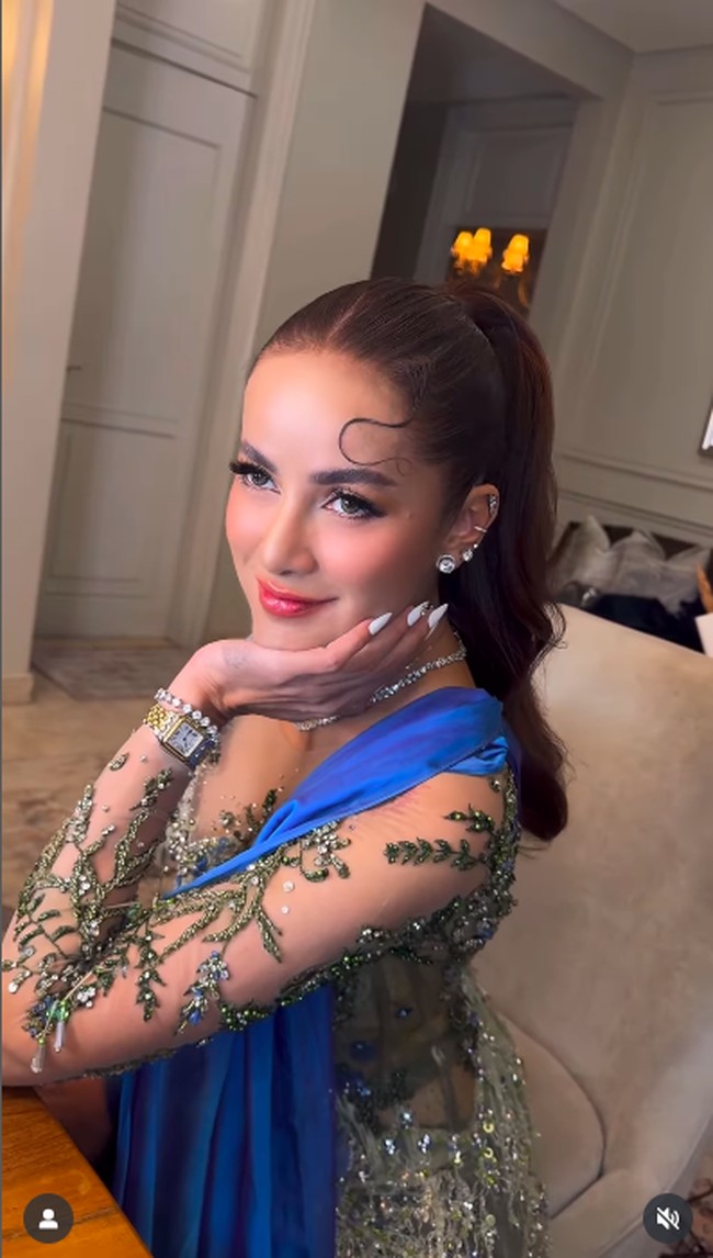 Sedangkan wajah cantiknya dipoles dengan riasa soft glam oleh makeup artist Aulia. Foto: Instagram Olla Ramlan