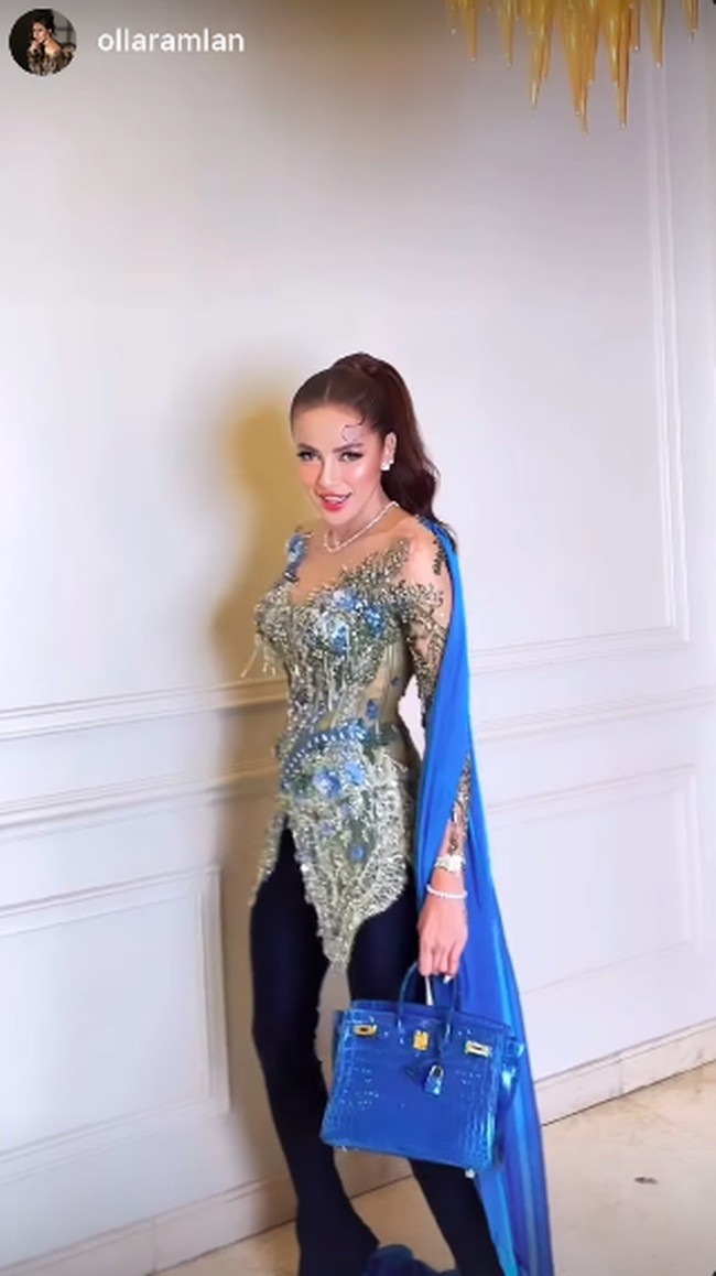 Kehadirannya setelah lepas hijab pun menuai sorotan. Dalam postingan, Olla memamerkan gayanya mengenakan kebaya hijau dengan aksen selendang biru dari Maison Baaz Couture. Foto: Instagram Olla Ramlan
