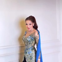 Kehadirannya setelah lepas hijab pun menuai sorotan. Dalam postingan, Olla memamerkan gayanya mengenakan kebaya hijau dengan aksen selendang biru dari Maison Baaz Couture. Foto: Instagram Olla Ramlan