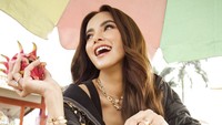 Olla Ramlan memutuskan untuk tidak lagi berhijab. Di media sosoalnya Ia memamerkan rambut badai sambil bergaya memegang aneka buah. Foto: Instagram @ollaramlan