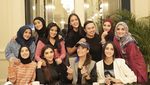 Pesona Olla Ramlan Saat Jajan Pentol hingga Makan Pecel Lele